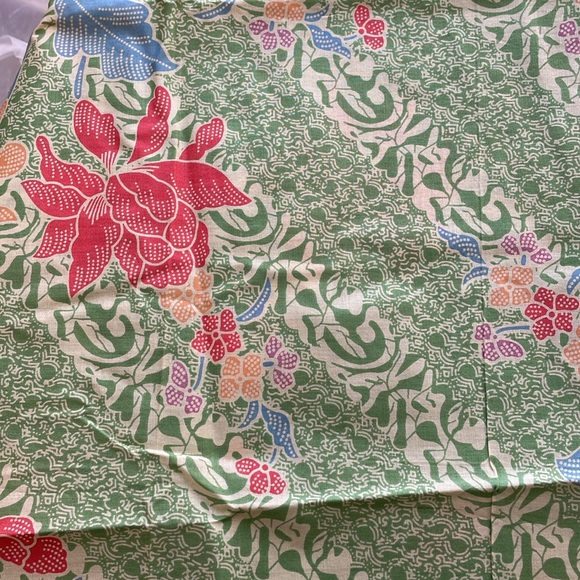 2 yards printed batik fabric/sarong, pale green w/floral print - Picture 4 of 9
